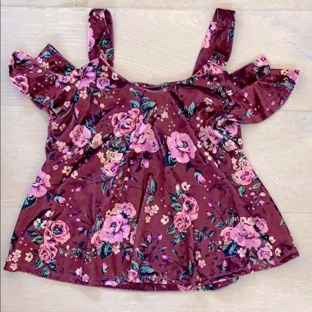 Floral peplum top w/ cutout sleeve